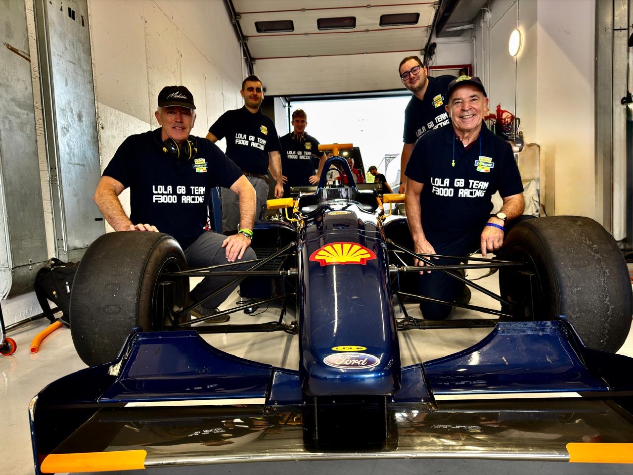 GB, Ernani e i due meccanici nel box
